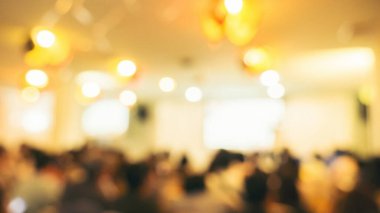 Bulanık arka plan insanları konferans salonundaki seminer etkinliğine katılıyorlar. Konferans odasında sunum toplantısı var. Kopyalama alanı ile bulanık arkaplan