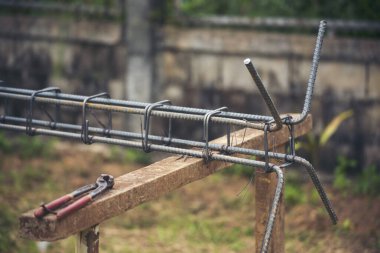 Beton işçiliğinin demir telle güçlendirilmesi. İnşaat alanı nesneleri paslanmaz çelik tel parmaklıkları kesiyor. İnşaat mühendisliği konsepti. İnşaat malzemesi yığını