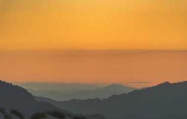 Manzarası dramatik güzel gün batımı gökyüzü. Doğal Günbatımı Karanlık Diyar 'ın gölgesinde. Kırsal kesimde gün batımında, şafakta, gün doğumunda canlı, dramatik bir gökyüzü. Gün batımında manzara Renkli Gökyüzü