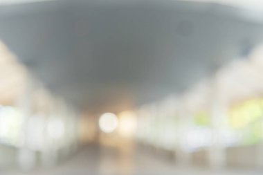 Fotokopi alanı olan beyaz fon hastanesi aydınlık yumuşaklık oteli. Beyaz bulanık arka plan. Parlak restoran alışveriş merkezi. Gümüş gri ışıklandırma. Perakende dükkanında odaksız depolama ışığı bokeh