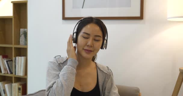 Mulher Asiática Feliz Usar Fones Ouvido Ouvir Música Smartphone Livre — Vídeo de Stock