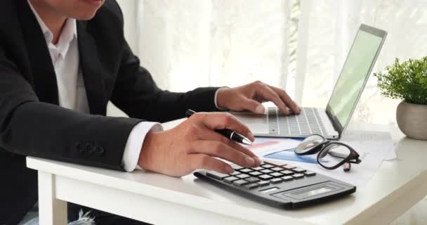 Zamknij Ręce Biznesmena Używając Kalkulatora Liczącego Podatki Człowiek Ręce Obliczenia — Wideo stockowe