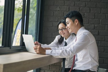 İş stratejisi ekip raporu şeması, grafik, bilgi verileri finansal rapor planını analiz eder. Eller takım ortağı pazarlama planlama finans istatistik satış raporunu Extra hesap tablosu ile birlikte