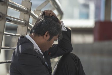 Ekonomik durgunluk, stres yaşayan ve işini kaybeden işsiz insanlar. Umutsuz ofis insanları stresli bir durumda hissederler. Orta yaşlı insanlar düşük ekonomik krizden umutsuzlar. Stresli İşsizlik Konsepti