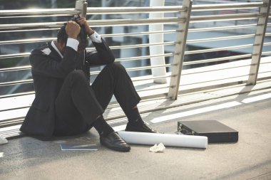 Ekonomik durgunluk, stres yaşayan ve işini kaybeden işsiz insanlar. Umutsuz ofis insanları stresli bir durumda hissederler. Orta yaşlı insanlar düşük ekonomik krizden umutsuzlar. Stresli İşsizlik Konsepti