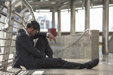 Ekonomik durgunluk, stres yaşayan ve işini kaybeden işsiz insanlar. Umutsuz ofis insanları stresli bir durumda hissederler. Orta yaşlı insanlar düşük ekonomik krizden umutsuzlar. Stresli İşsizlik Konsepti