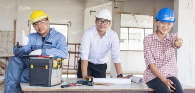 Banner İnşaat Mühendisi ekibi inşaat alanında ortak takım çalışması güven ekibiyle birlikte toplanıyor. Panorama görüntü mühendisi ekibi inşaat mühendisi konseptini tartıştı