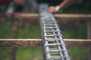 Beton işçiliğinin demir çubuk takviyesi. İnşaat alanı nesneleri çelik tel örgüleri kesiyor. İnşaat mühendisliği konsepti. İnşaat malzemesi yığını