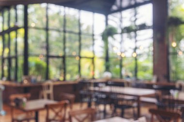 Alış veriş merkezindeki bulanık kafeterya kafeteryasında açık büfe satış mağazası var. Bulanık arkaplan tasarım masası sandalye pencereleri kapalı alan görüntüsünü dekore eder