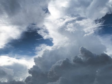 Kara gökyüzü arka planında dramatik kara fırtına yağmur bulutları. Kara Gök Gürültülü Bulutlar Yağmurlu Yer. Meteoroloji, fırtına felaketi iklimini tehdit ediyor. Kara bulutlu fırtına felaketi Gri gökyüzü