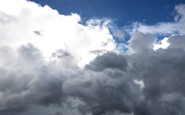 Kara gökyüzü arka planında dramatik kara fırtına yağmur bulutları. Kara Gök Gürültülü Bulutlar Yağmurlu Yer. Meteoroloji, fırtına felaketi iklimini tehdit ediyor. Kara bulutlu fırtına felaketi Gri gökyüzü