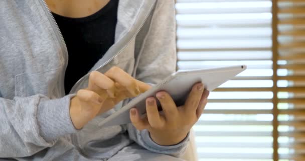 Akıllı Telefon Dijital Teknoloji Tableti Kullanan Kadın Elleri Boş Ekran — Stok video
