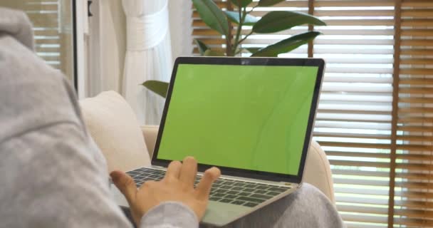 Pusty Zielony Ekran Laptop Blogger Kobieta Ręce Wpisując Klawiaturę Komputera — Wideo stockowe