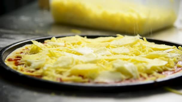 シェフの手を閉じて イタリアのピザ自家製キッチンを調理します トマトソースの新鮮なチーズ生の肉とクロップおいしいピザ シェフハンドベイカーは伝統的なイタリア料理を作ります 自家製おいしいチーズピザ — ストック動画