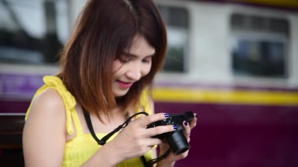 Asiático Mulheres Turista Usando Dslr Viagem Câmera Profissional Férias Mochila — Vídeo de Stock