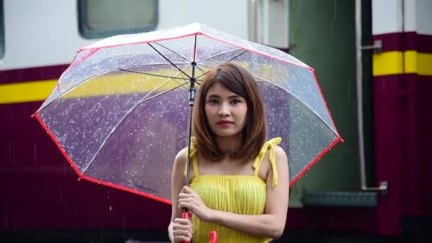 Mujer Joven Sosteniendo Paraguas Aire Libre Mientras Llueve Fuerte Las — Vídeo de stock