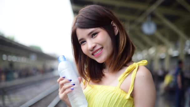 Jovem Mulher Bebendo Garrafa Água Viajante Parque Livre Asiático Feminino — Vídeo de Stock