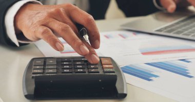 Hesap makinesini kullanarak iş adamlarının ellerini kapat. Vergi faturası. İnsan, iş raporunda hesap numarası, veri, grafik, grafik hesaplama hesaplama muhasebesi sunar. Vergi denetimi finans kavramı.