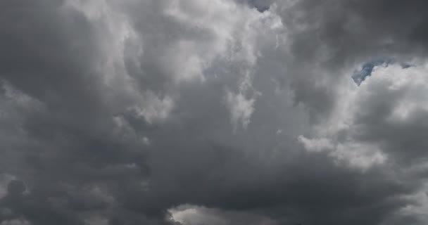 タイムラプス 暗い嵐雲 劇的な黒い空の背景 雷雨が来る前の暗い雲 気象学の危険性は気候を風化させている 暗い雲景 嵐災害 タイムラプス 暗い灰色の空 — ストック動画