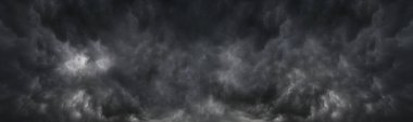 Banner Dramatik karanlık fırtına kara gökyüzünü bulutlandırıyor. Kara Gök Gürültülü Bulutlar yağmur mevsimi. Panorama Meteorolojisi tehlike fırtınası iklimi bozar. Kopyalama alanı olan koyu bulutlu fırtına bulutu.