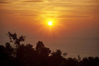 Altın gökyüzü gün doğumu dramatik manzara dağları. Şafak vakti altın rengi alacakaranlık zamanı güneş ışığıyla bulutlu manzara. Dağ manzarasında dramatik bir gün batımı. Güzel manzara sisli tepeler alacakaranlık vakti