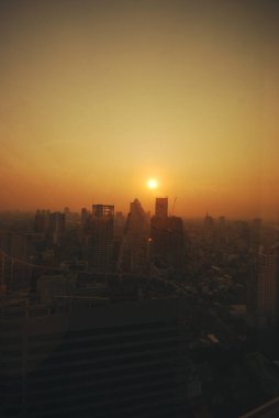 Sunset Amazing Bangkok mavi gökyüzü ile ufuk çizgisi. Altın zamanı Güzel gökdelen Bangkok şehir merkezi manzarası. Başkent binası arka plan modern ofis bölgesi. Şehir merkezinde gece hayatı