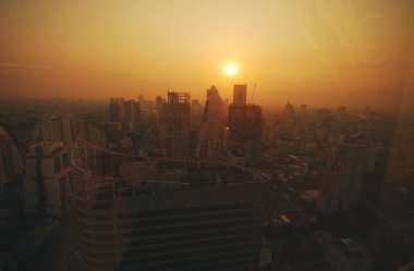 Sunset Amazing Bangkok mavi gökyüzü ile ufuk çizgisi. Altın zamanı Güzel gökdelen Bangkok şehir merkezi manzarası. Başkent binası arka plan modern ofis bölgesi. Şehir merkezinde gece hayatı
