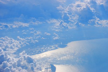 Mavi gökyüzü, yaz mevsiminde kabarık beyaz bulutlar güzel bulutlu açık gökyüzü. Panorama mavi gökyüzü bulutları gün ışığında fotokopi uzayıyla desenli. Kümülüs bulutlu hava güneşli bir gün.