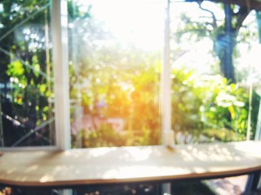 Bulanık arkaplan iç tasarım masa sandalyesi penceresi kapalı alan görüntüsünü dekore eder. Alış veriş merkezindeki bulanık kafeterya kafeteryasında açık büfe satış mağazası var.