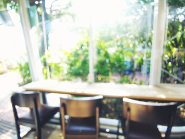 Bulanık arkaplan iç tasarım masa sandalyesi penceresi kapalı alan görüntüsünü dekore eder. Alış veriş merkezindeki bulanık kafeterya kafeteryasında açık büfe satış mağazası var.