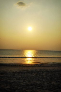 Yazın güneşli bir günde tropik deniz plajı. Plajdaki altın kumsal deniz manzarası. Deniz kenarında tatil yapmak için. Okyanus adası güzel dramatik manzara. Güneşli deniz manzarası.