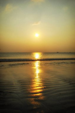 Yazın güneşli bir günde tropik deniz plajı. Plajdaki altın kumsal deniz manzarası. Deniz kenarında tatil yapmak için. Okyanus adası güzel dramatik manzara. Güneşli deniz manzarası.