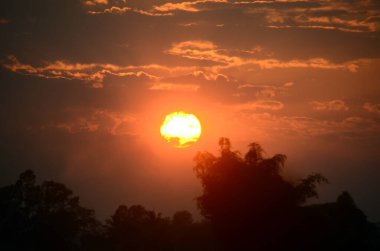 Manzarası dramatik güzel gün batımı gökyüzü. Doğal Günbatımı Karanlık Diyar 'ın gölgesinde. Kırsal kesimde gün batımında, şafakta, gün doğumunda canlı, dramatik bir gökyüzü. Gün batımında manzara Renkli Gökyüzü