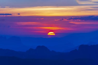 Manzarası dramatik güzel gün batımı gökyüzü. Doğal Günbatımı Karanlık Diyar 'ın gölgesinde. Kırsal kesimde gün batımında, şafakta, gün doğumunda canlı, dramatik bir gökyüzü. Gün batımında manzara Renkli Gökyüzü