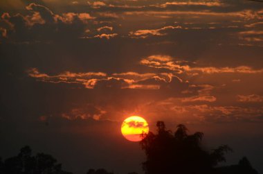 Manzarası dramatik güzel gün batımı gökyüzü. Doğal Günbatımı Karanlık Diyar 'ın gölgesinde. Kırsal kesimde gün batımında, şafakta, gün doğumunda canlı, dramatik bir gökyüzü. Gün batımında manzara Renkli Gökyüzü