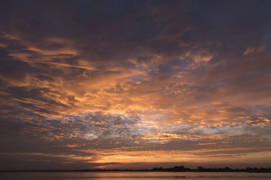 Yazın güneşli bir günde tropik deniz plajı. Plajdaki altın kumsal deniz manzarası. Deniz kenarında tatil yapmak için. Okyanus adası güzel dramatik manzara. Güneşli deniz manzarası.