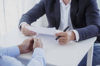 İK memurunun iş görüşmesi. Ofiste el sıkışıyorlar. Mutluluktan gülümsüyorlar. Müdür İş Kadını, toplantı odasında otururken çalışanlarla yüz yüze görüşüyor. İş Görüşmesi Konsepti.