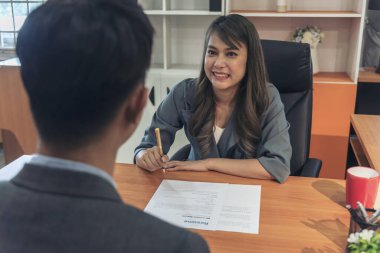Eleman avcısı ve başvuru sahibi ile iş görüşmesi. İnsan Kaynakları Yöneticisi ile röportaj yapan HR başvuru sahipleri, iş yerindeki kendine güvenen adaylarla görüşerek CV özgeçmişlerini verdiler