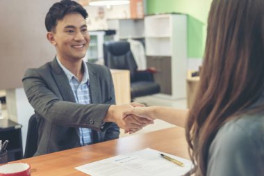İnsan Kaynakları Müdürlüğü 'ne iş başvurusunda bulunan iş dünyası firması adaylarıyla iş görüşmesi yapan HR çalışanları özgeçmişlerini özet geçtiler. Kelle avcısı ve başvuru sahibi ile iş görüşmesi