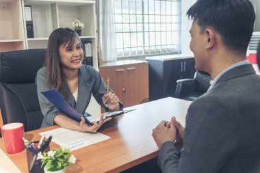 Eleman avcısı ve başvuru sahibi ile iş görüşmesi. İnsan Kaynakları Yöneticisi ile röportaj yapan HR başvuru sahipleri, iş yerindeki kendine güvenen adaylarla görüşerek CV özgeçmişlerini verdiler