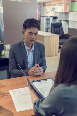 İnsan Kaynakları Müdürlüğü 'ne iş başvurusunda bulunan iş dünyası firması adaylarıyla iş görüşmesi yapan HR çalışanları özgeçmişlerini özet geçtiler. Kelle avcısı ve başvuru sahibi ile iş görüşmesi