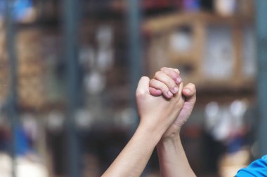 Mühendis Ekibi Depo çalışanı beşlik çaktı. Mühendis adam ortaklık elini uzattı. Çeşitlilik, iş arkadaşı lojistik depo ekipleri beşlik çakıyor. Çok ırklı Destek Ekibi takım arkadaşlarını karşıladı