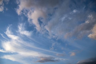 Mavi gökyüzü, yaz mevsiminde kabarık beyaz bulutlar güzel bulutlu açık gökyüzü. Panorama mavi gökyüzü bulutları gün ışığında fotokopi uzayıyla desenli. Kümülüs bulutlu hava güneşli bir gün.
