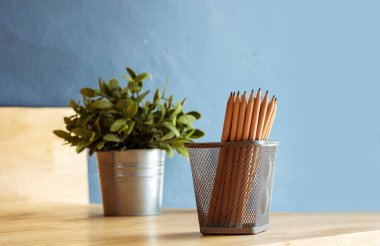 Ahşap masa arkasında içi kullanım tahtası için boş afişi olan kaktüs. Geçmişi bulanık ürün mobilya masasını göster. Ürün gösterim afişini kopyalama alanı ile sunmaya hazır