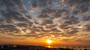 Altın gökyüzü gün doğumu dramatik manzara manzarası. Şafak vakti altın rengi alacakaranlık zamanı güneş ışığıyla bulutlu manzara. Dramatik gün batımı manzarası. Güzel manzara güneş ışığı doğası