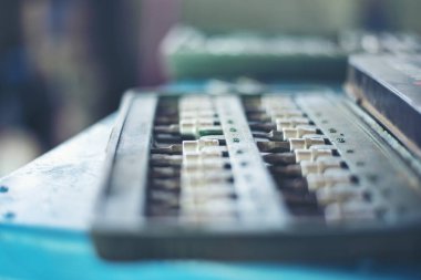 Ağır vida paslı anahtarlar kirli tornavida nesneleri. Sanayi donanım seti. Mekanik aletler, araba tamirhanesi ve fotokopi alanı. Bulanık arkaplan mekanik servisi