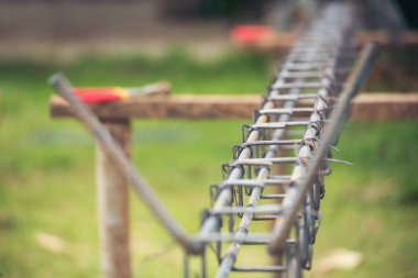 Beton işçiliğinin demir telle güçlendirilmesi. İnşaat alanı nesneleri paslanmaz çelik tel parmaklıkları kesiyor. İnşaat mühendisliği konsepti. İnşaat malzemesi yığını