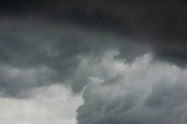 Kara gökyüzü arka planında dramatik kara fırtına yağmur bulutları. Kara Gök Gürültülü Bulutlar Yağmurlu Yer. Meteoroloji, fırtına felaketi iklimini tehdit ediyor. Kara bulutlu fırtına felaketi Gri gökyüzü