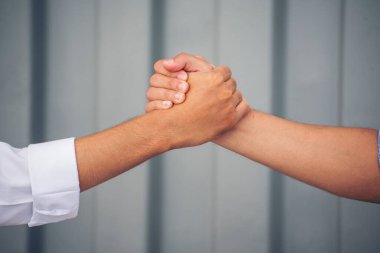 Depoyu kapatın ve el sıkışın. Mühendis adam ortaklık elini uzattı. Çeşitlilik İş Arkadaşları Lojistik Depo ekiplerinin el sıkışması. Çok ırklı Destek Ekibi, takım arkadaşlarını selamlıyor