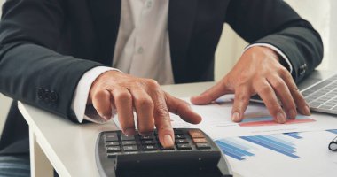 Hesap makinesini kullanarak iş adamlarının ellerini kapat. Vergi faturası. İnsan, iş raporunda hesap numarası, veri, grafik, grafik hesaplama hesaplama muhasebesi sunar. Vergi denetimi finans kavramı.